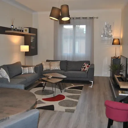 Le Calme Au Centre A 10 Minutes A Pied De La Croisette Et Des Plages Appartement *